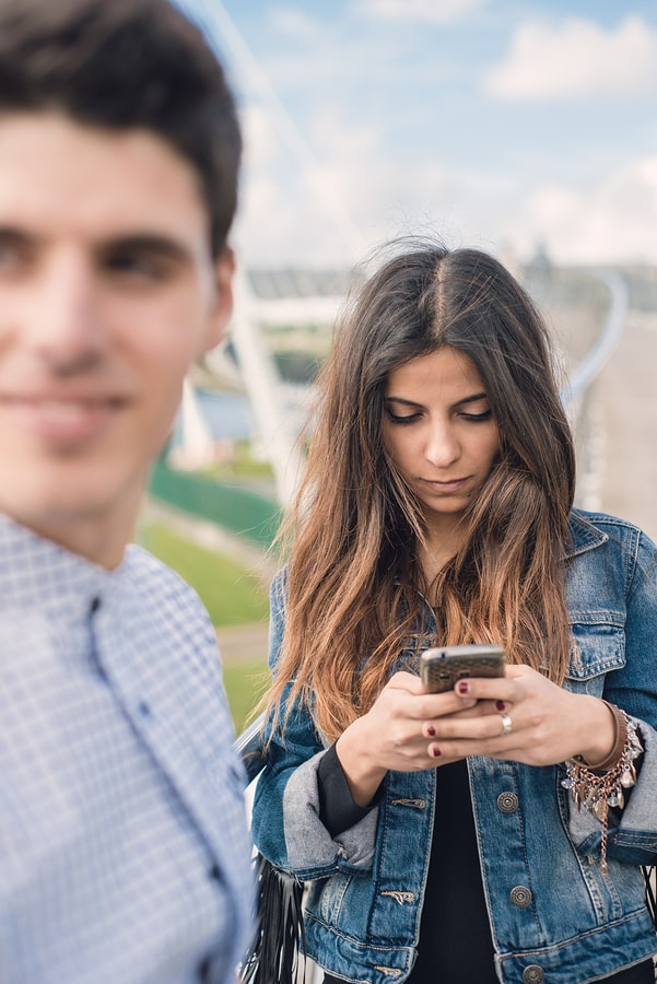 Why it’s Not OK to Snoop Through Your Partner’s Phone