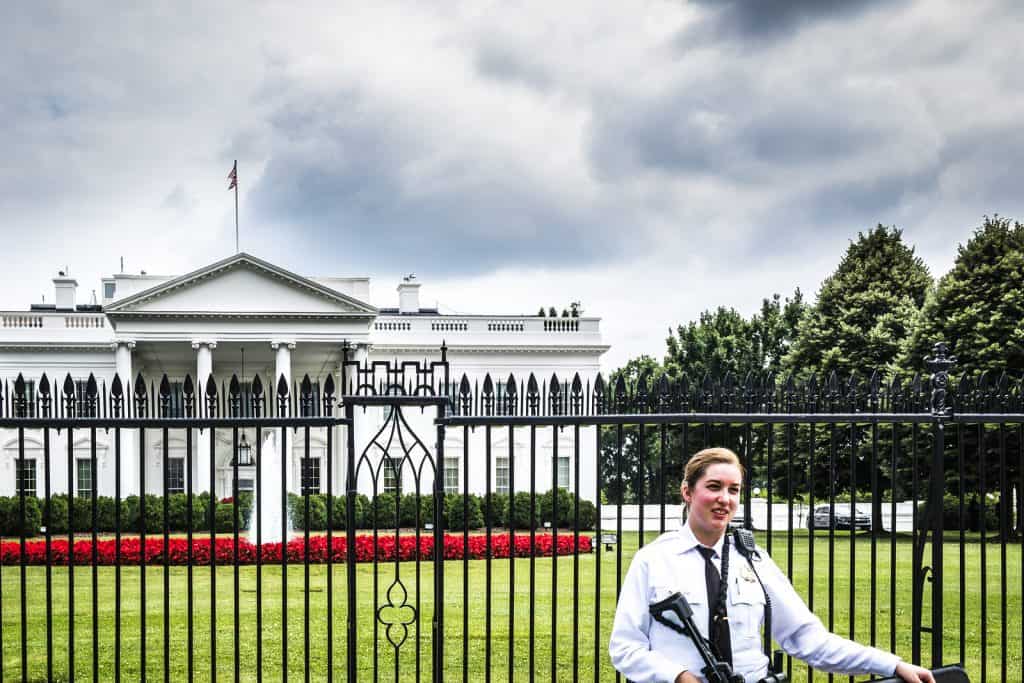 policewoman outside of the White House