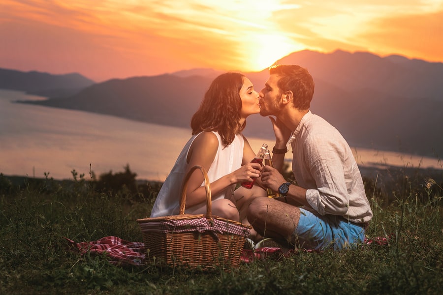 couple picnic date