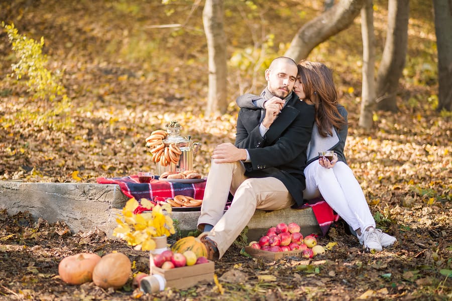 couple picnic in fall